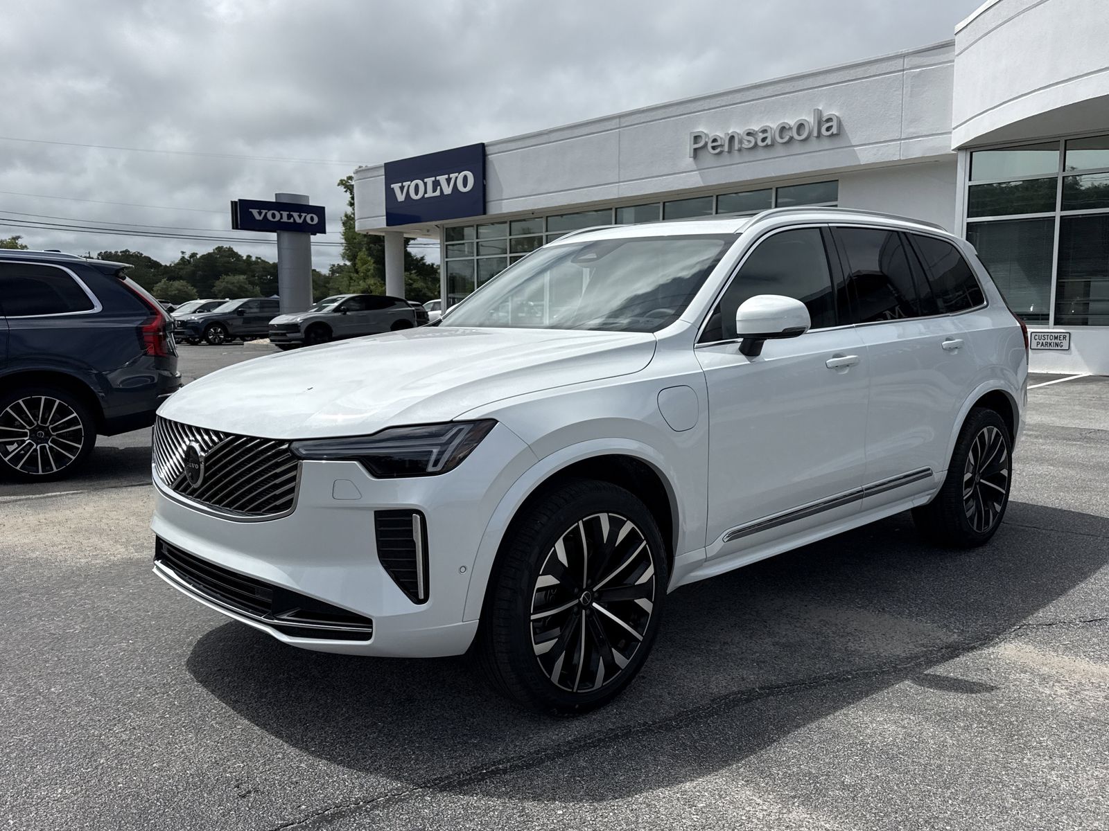 2026 Volvo XC90 T8 Recharge Ultra Bright 4WD's photo