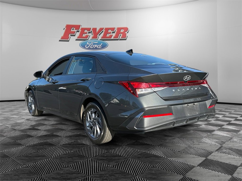 2024 Hyundai Elantra SEL photo 3