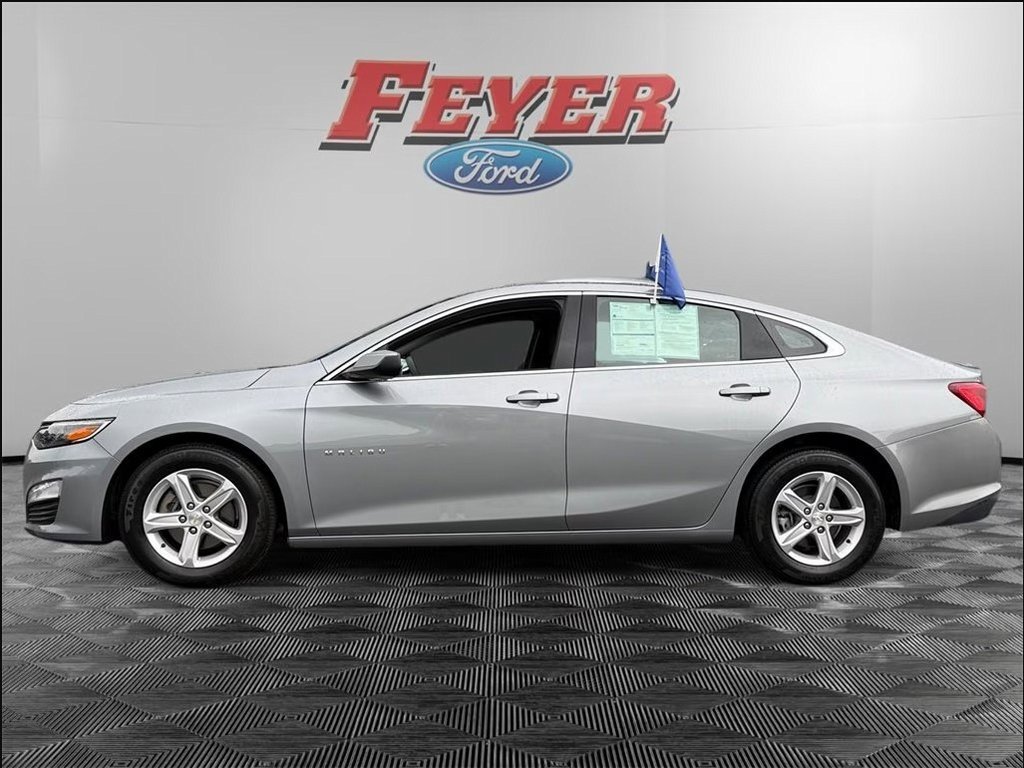 2023 Chevrolet Malibu 1LT photo 2