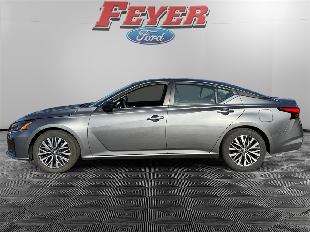 2024 Nissan Altima 2.5 SV photo 2
