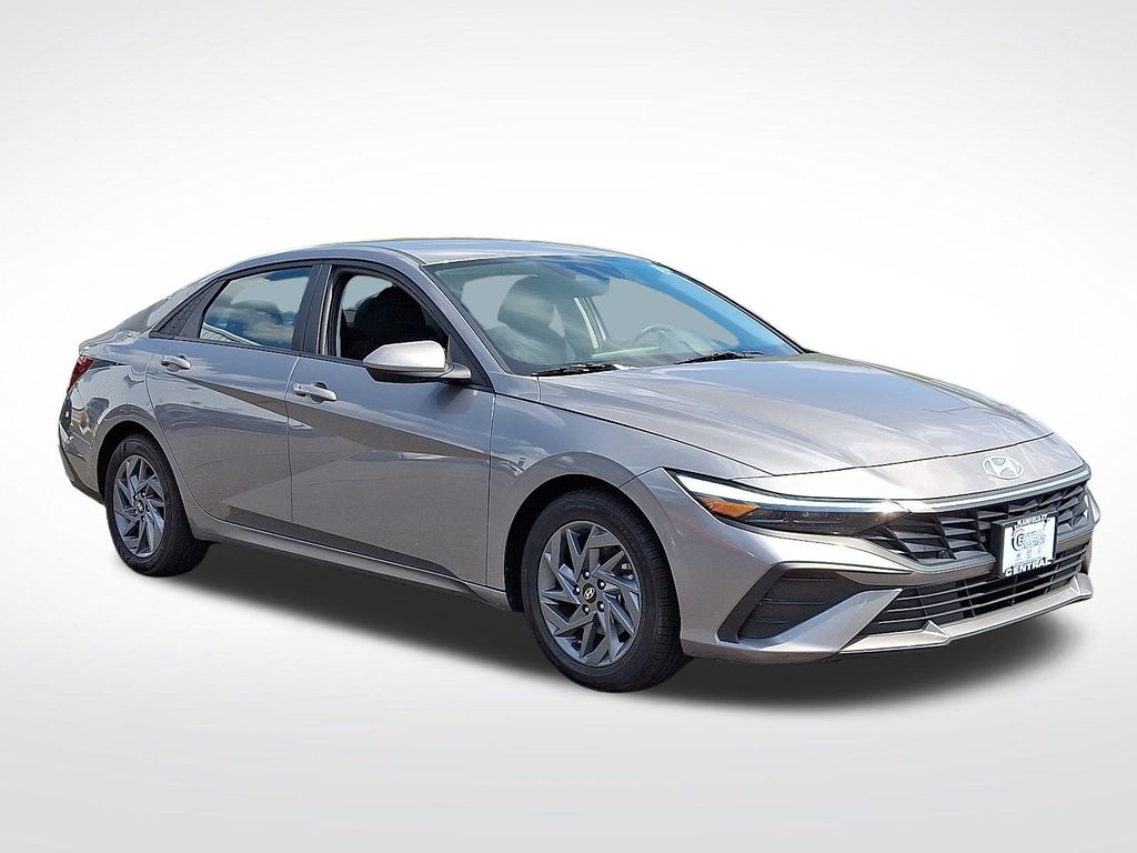 2024 Hyundai Elantra SEL photo 3