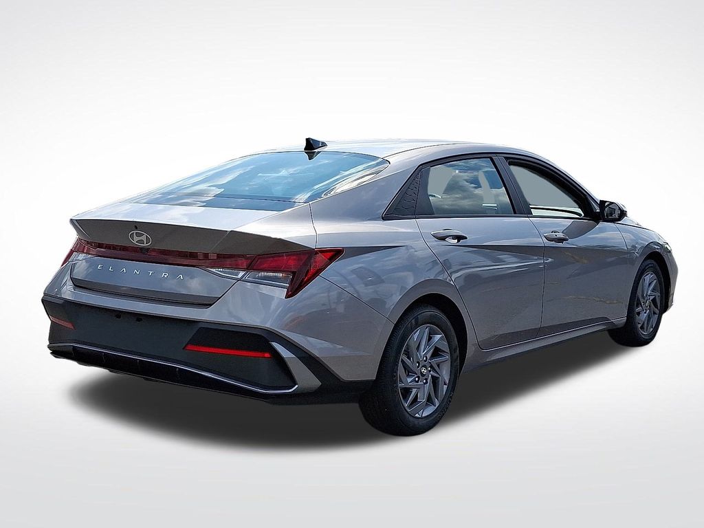 2024 Hyundai Elantra SEL photo 4