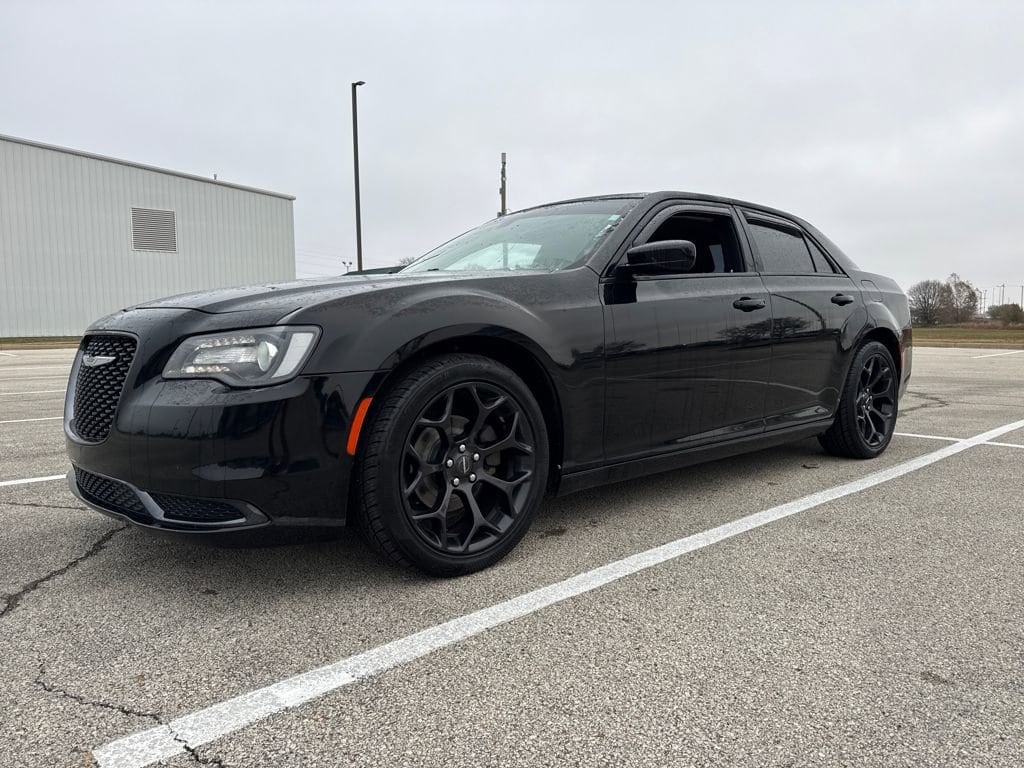 2019 Chrysler 300 Touring's photo