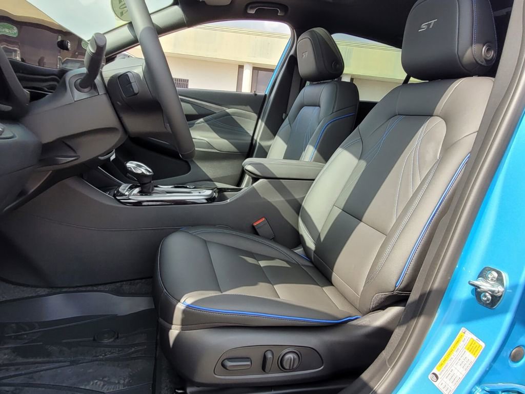 2025 Buick Envista ST photo 3