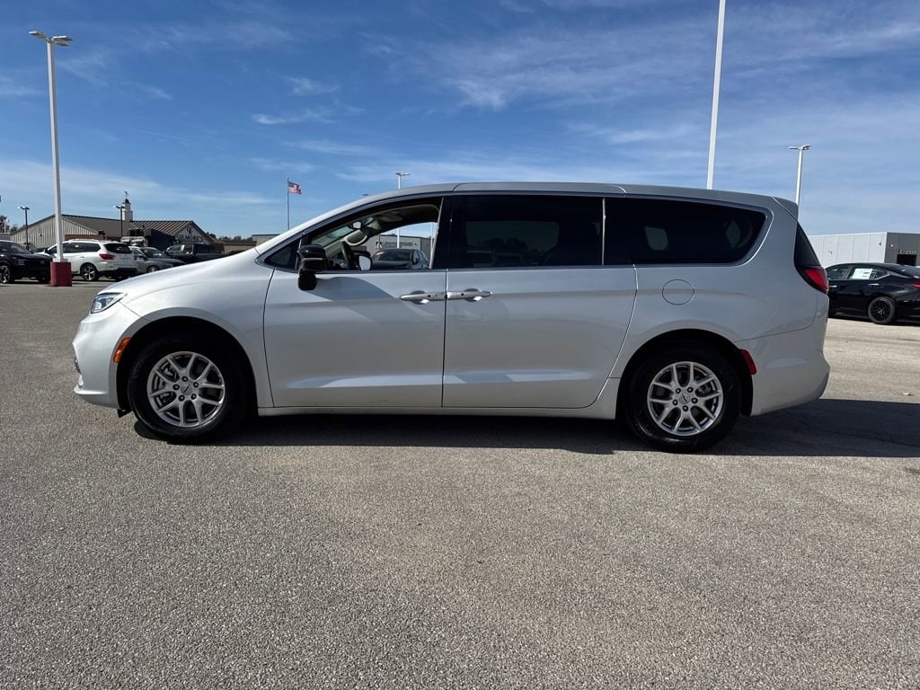 Used 2024 Chrysler Pacifica Touring L