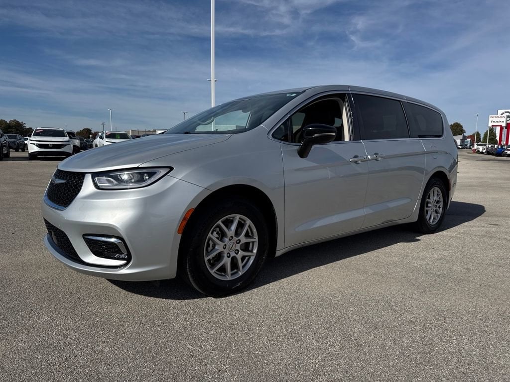 Used 2024 Chrysler Pacifica Touring L
