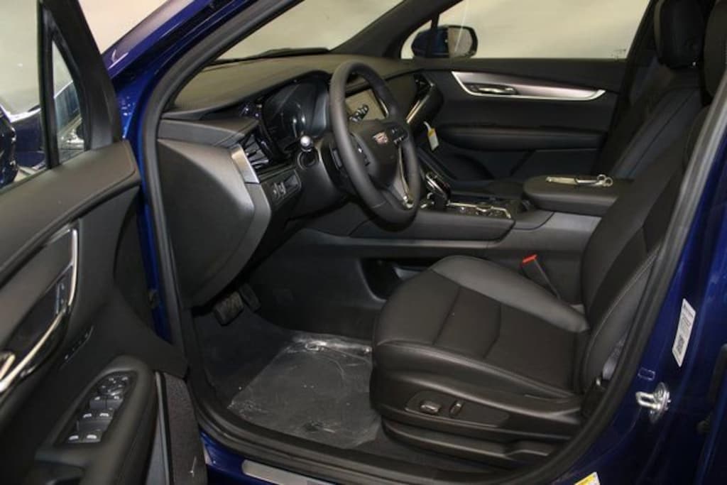 New 2025 CADILLAC XT6 Luxury SUV