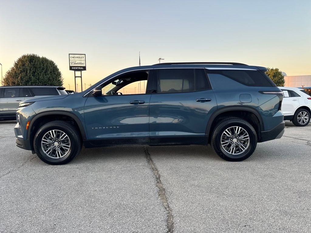 2025 Chevrolet Traverse 1LT photo 2