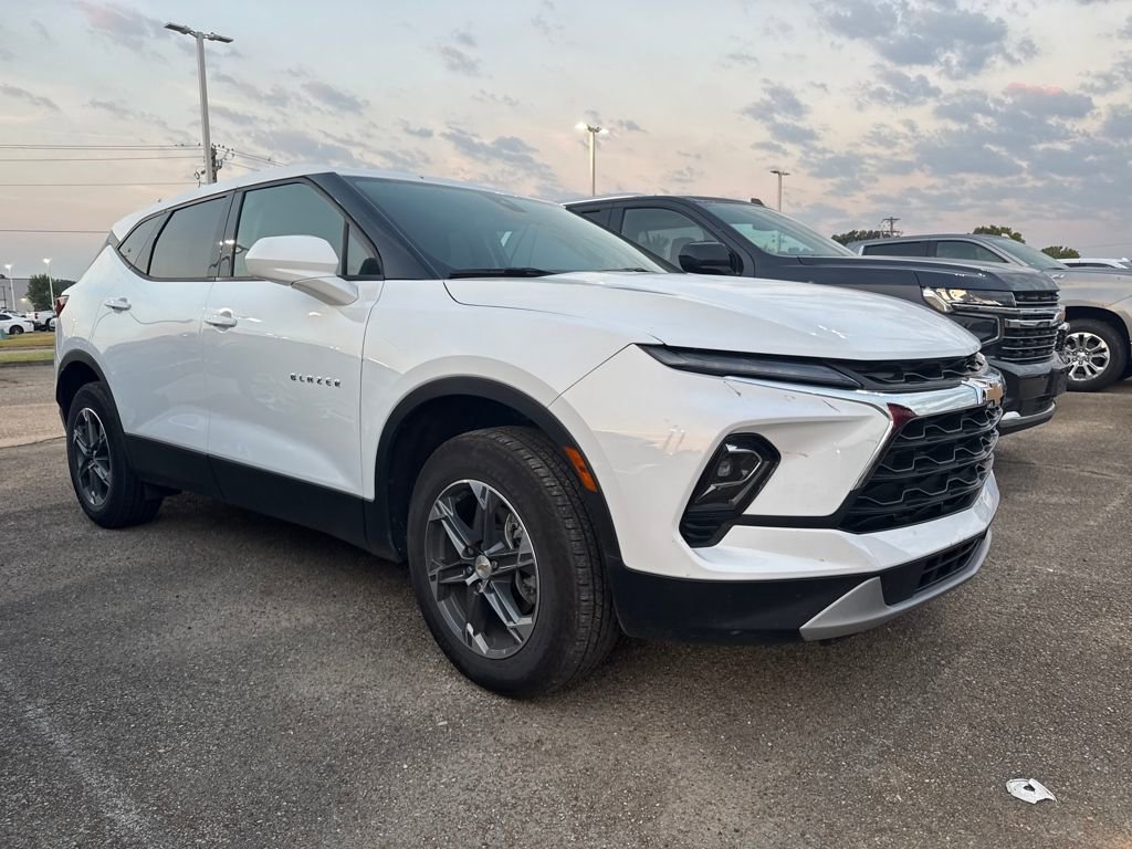 2025 Chevrolet Blazer 2LT photo 2