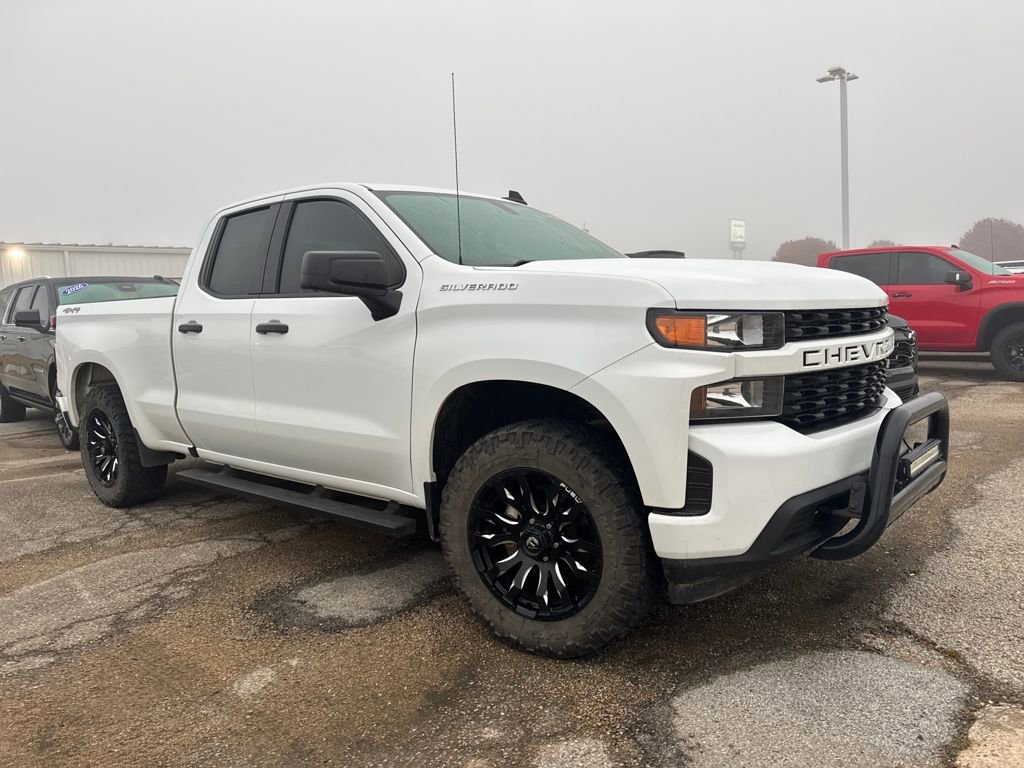 2019 Chevrolet Silverado 1500 Custom photo 2