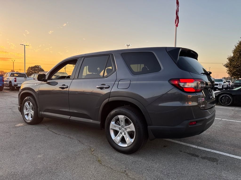 2023 Honda Pilot LX photo 3