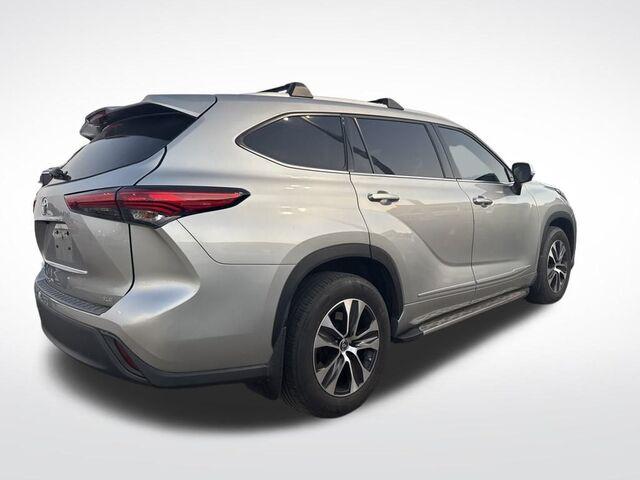 2022 Toyota Highlander XLE photo 3