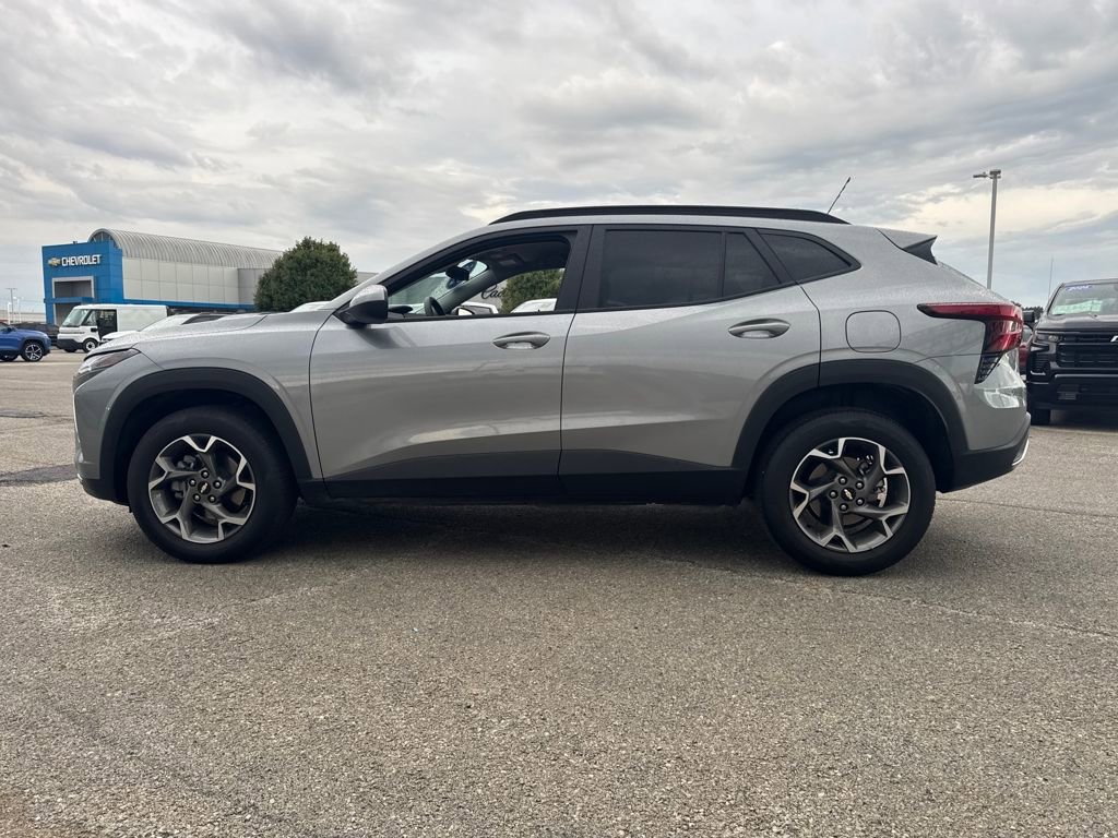 2025 Chevrolet Trax LT photo 2