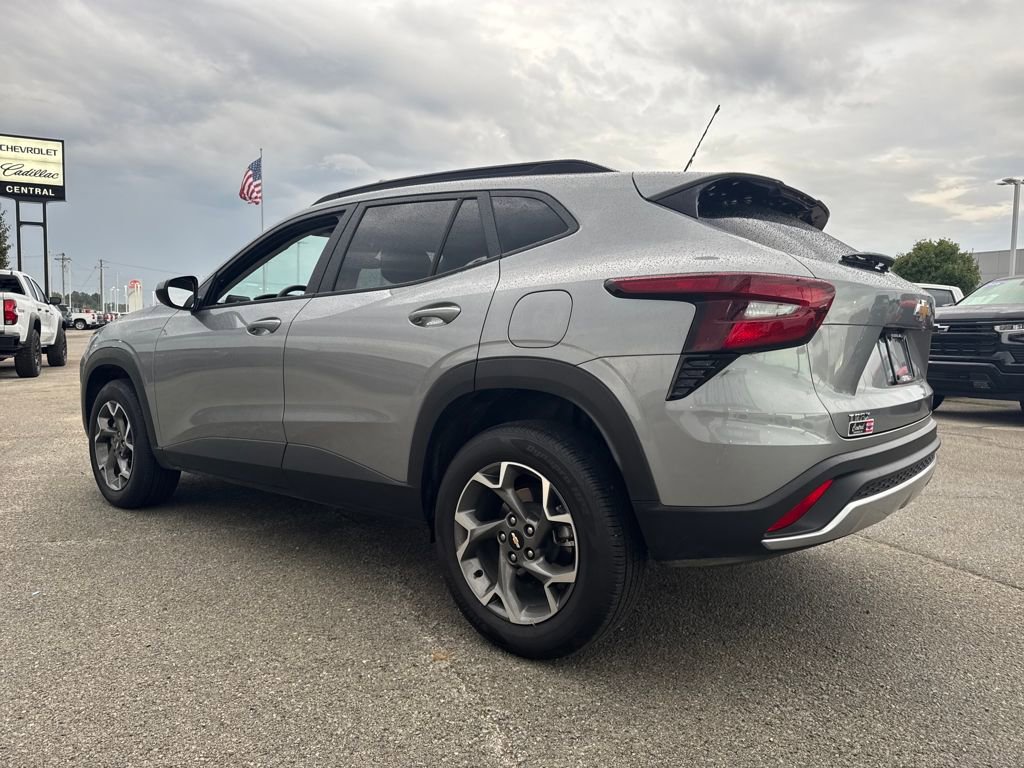 2025 Chevrolet Trax LT photo 3