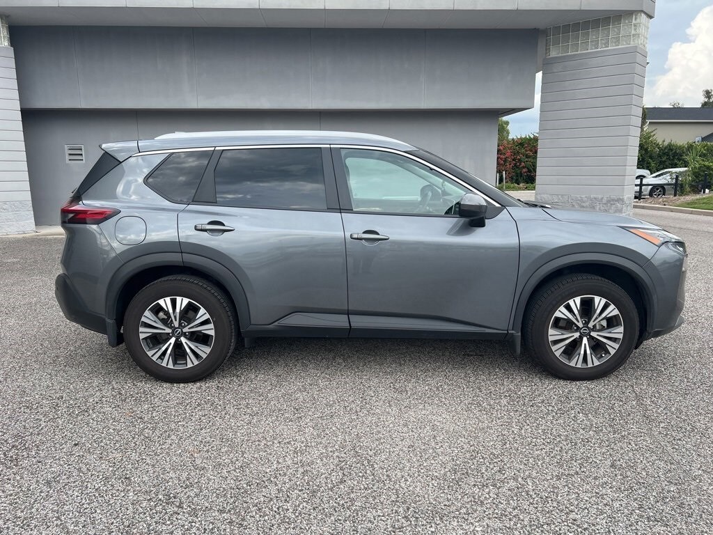 2022 Nissan Rogue SV photo 2