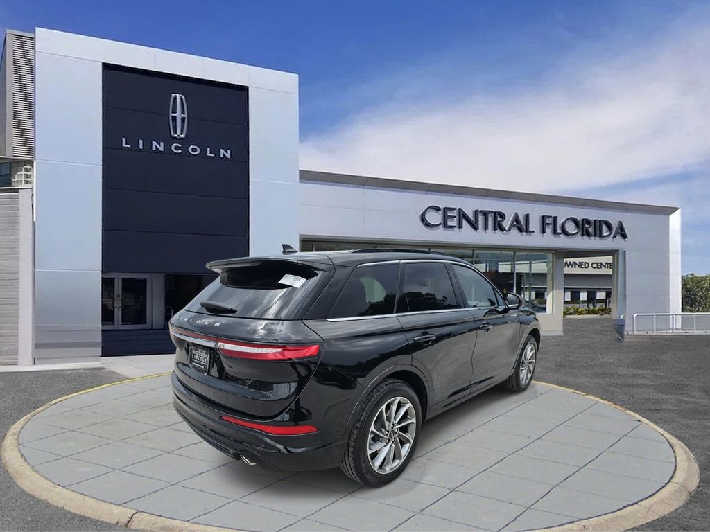 2025 Lincoln Corsair Grand Touring photo 3