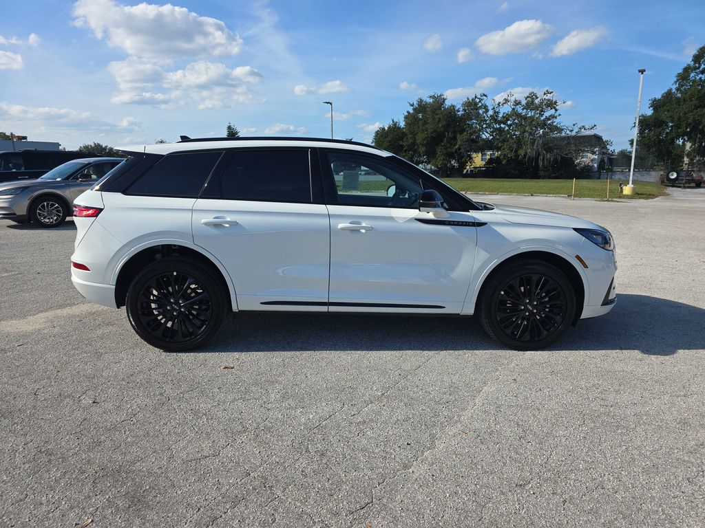 2026 Lincoln Corsair Premiere photo 2