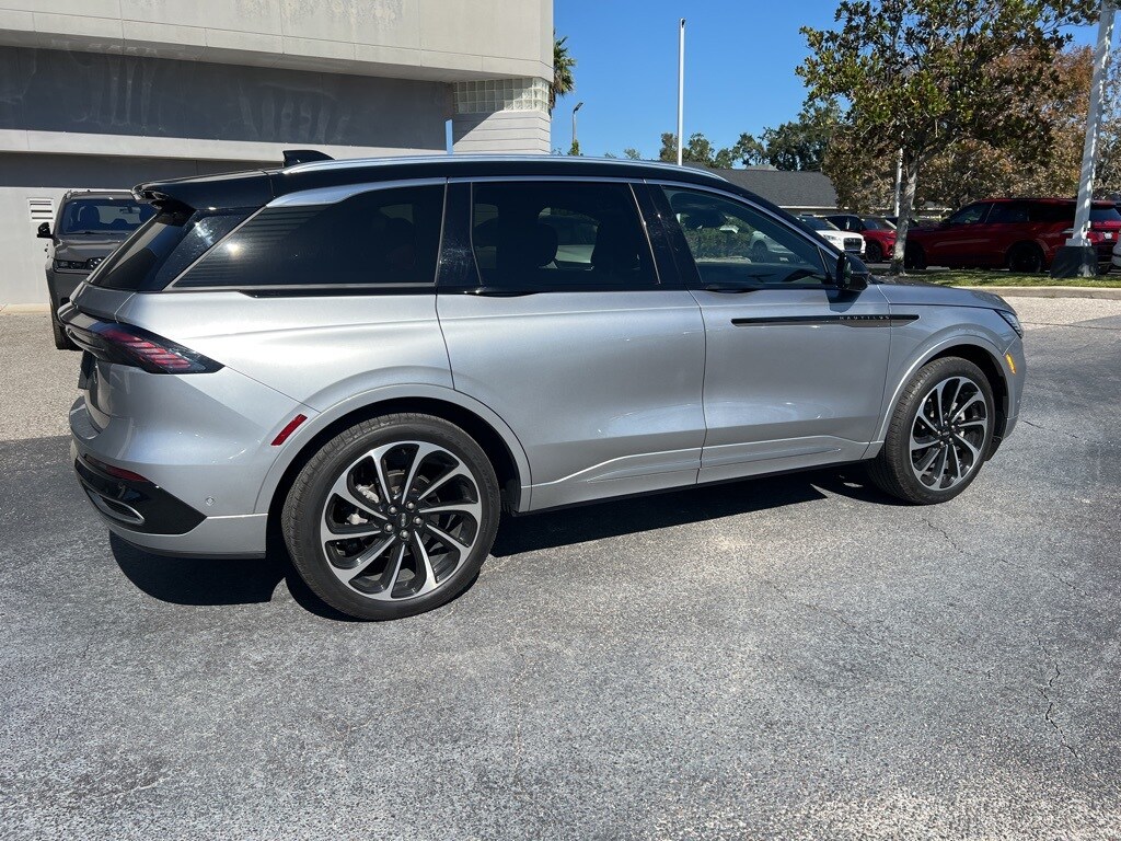 2024 Lincoln Nautilus Black Label photo 3