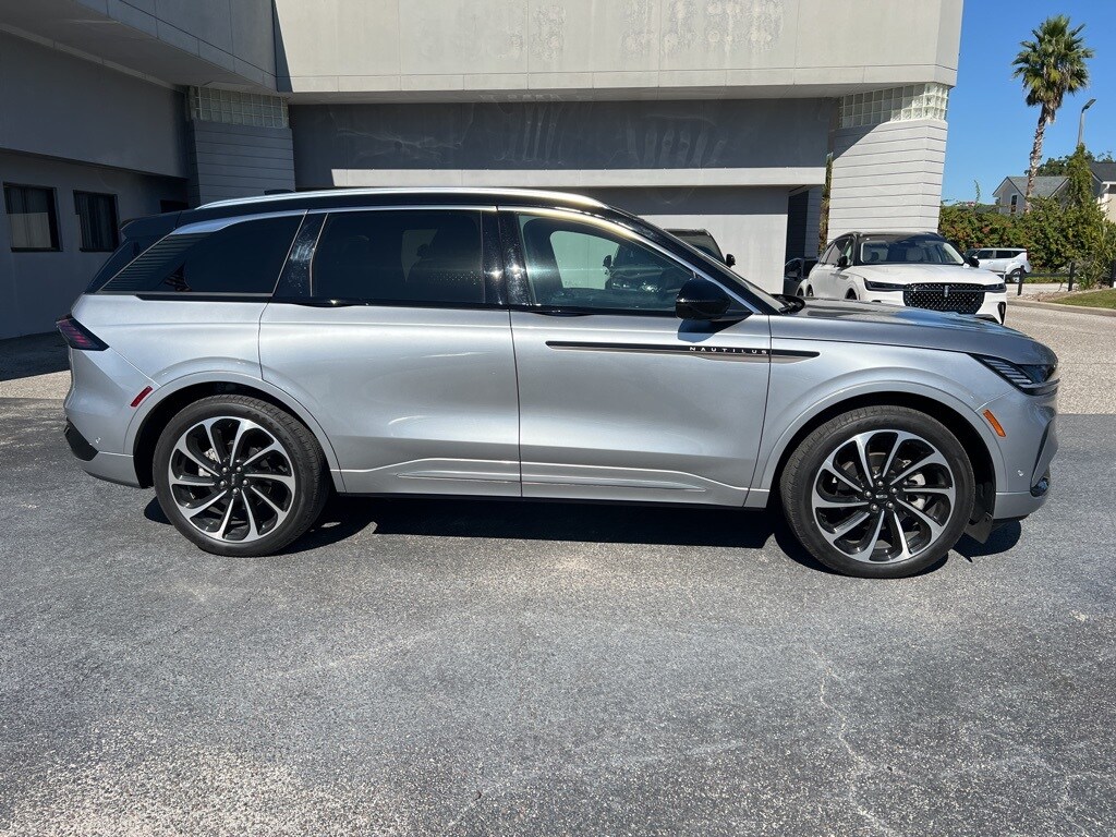 2024 Lincoln Nautilus Black Label photo 2