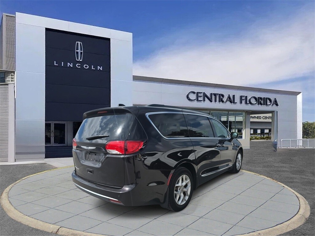 2017 Chrysler Pacifica Touring L photo 3