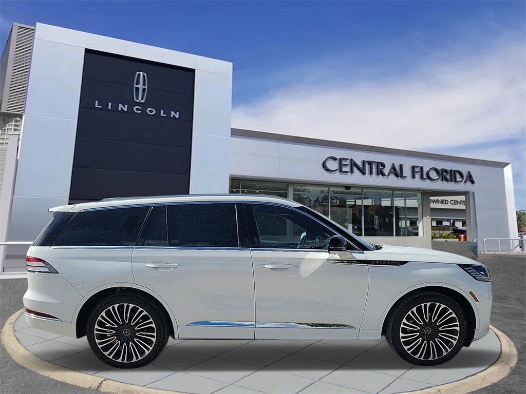 2025 Lincoln Aviator Black Label photo 3