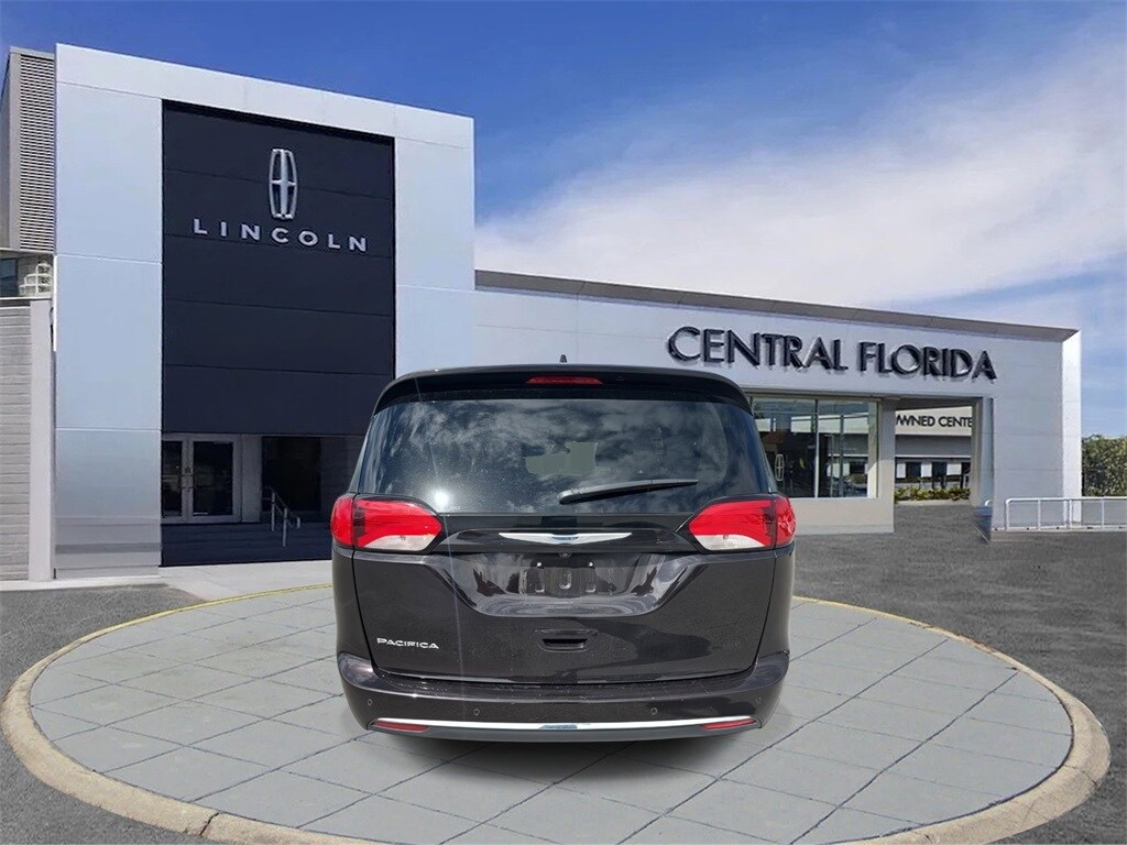 2017 Chrysler Pacifica Touring L photo 4