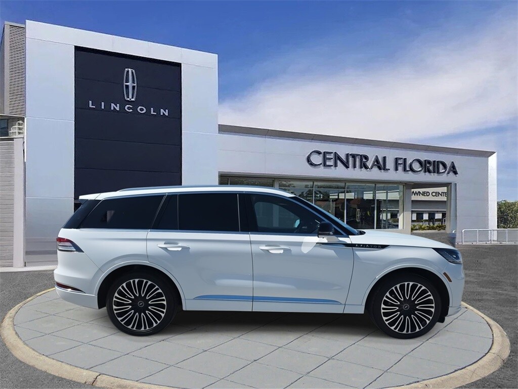 2025 Lincoln Aviator Black Label photo 3