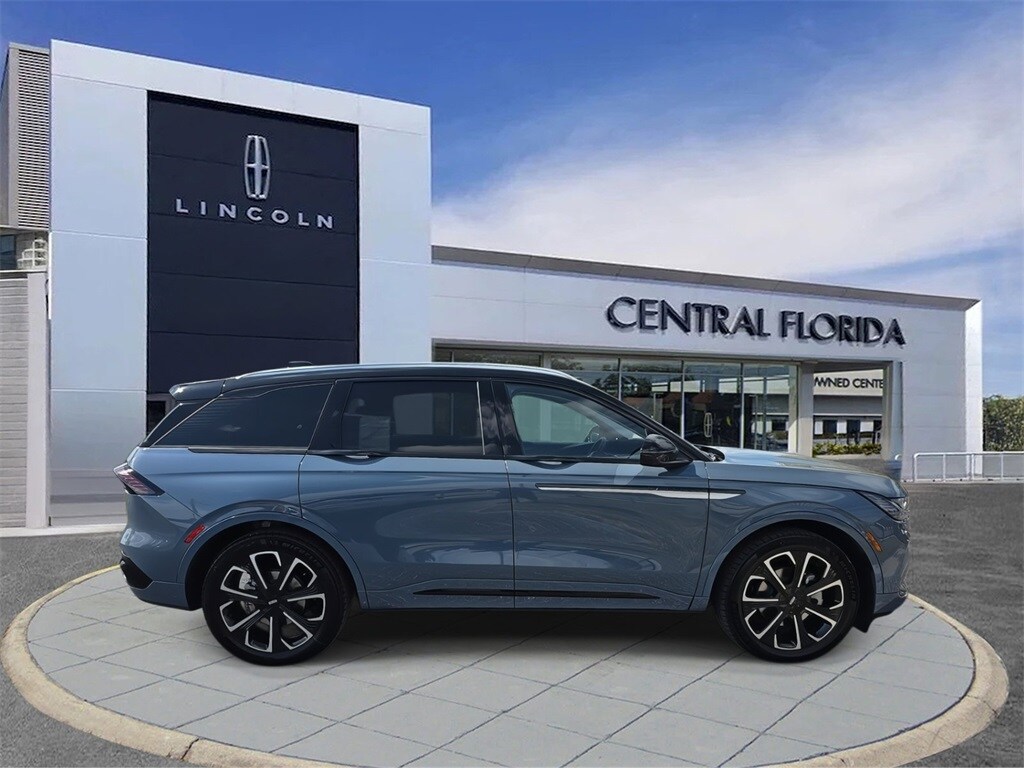 2025 Lincoln Nautilus Reserve photo 2