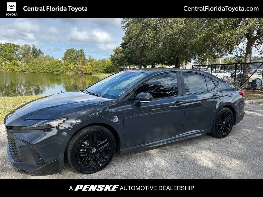 2025 Toyota Camry SE's photo