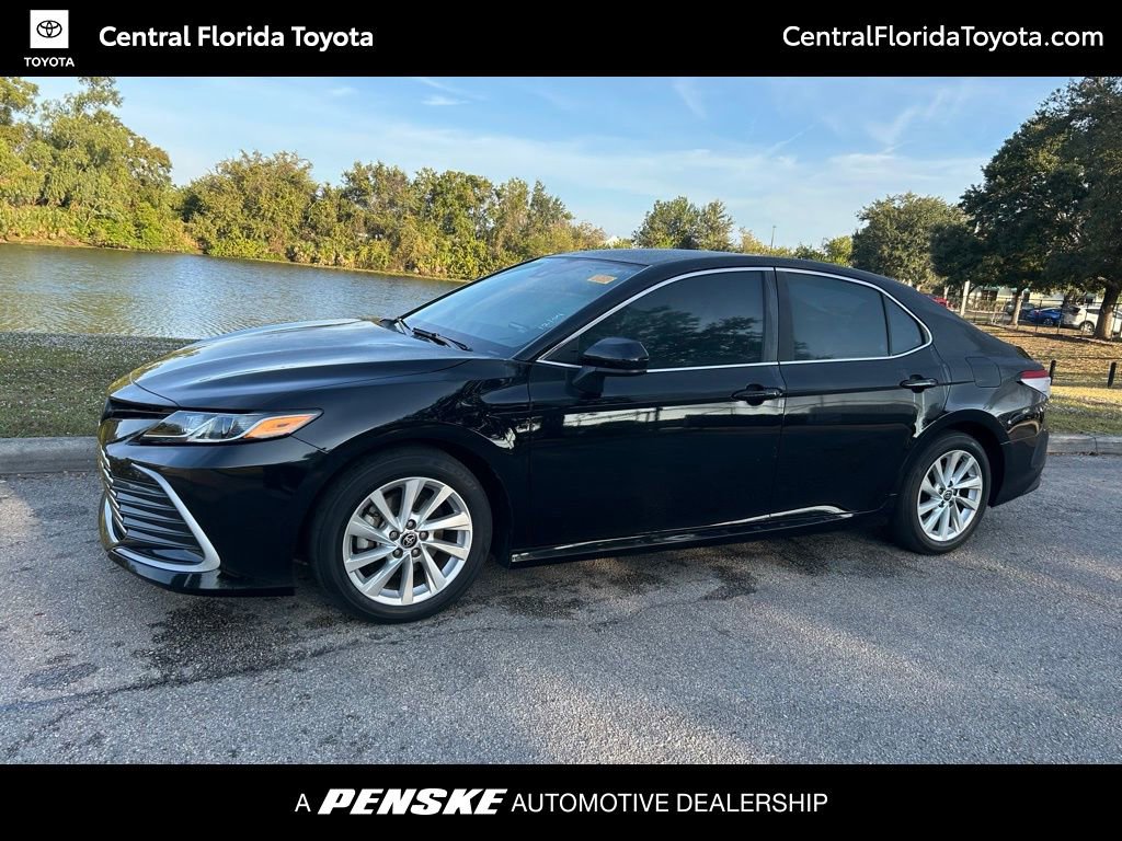 2023 Toyota Camry LE's photo