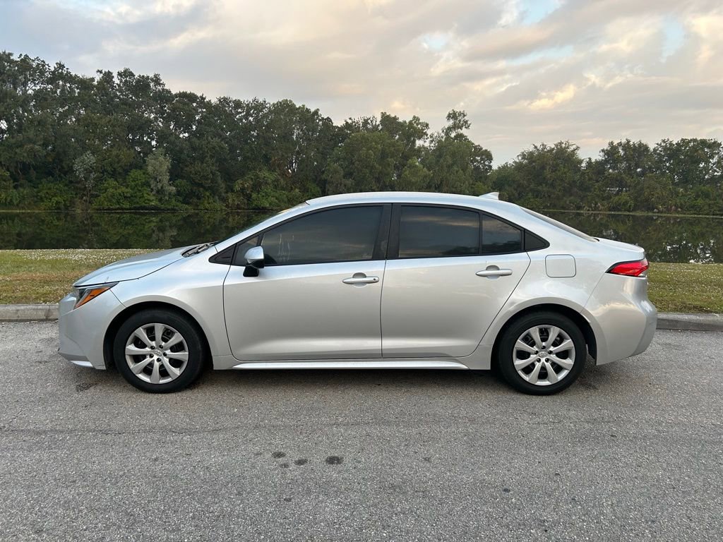 2022 Toyota Corolla LE photo 2