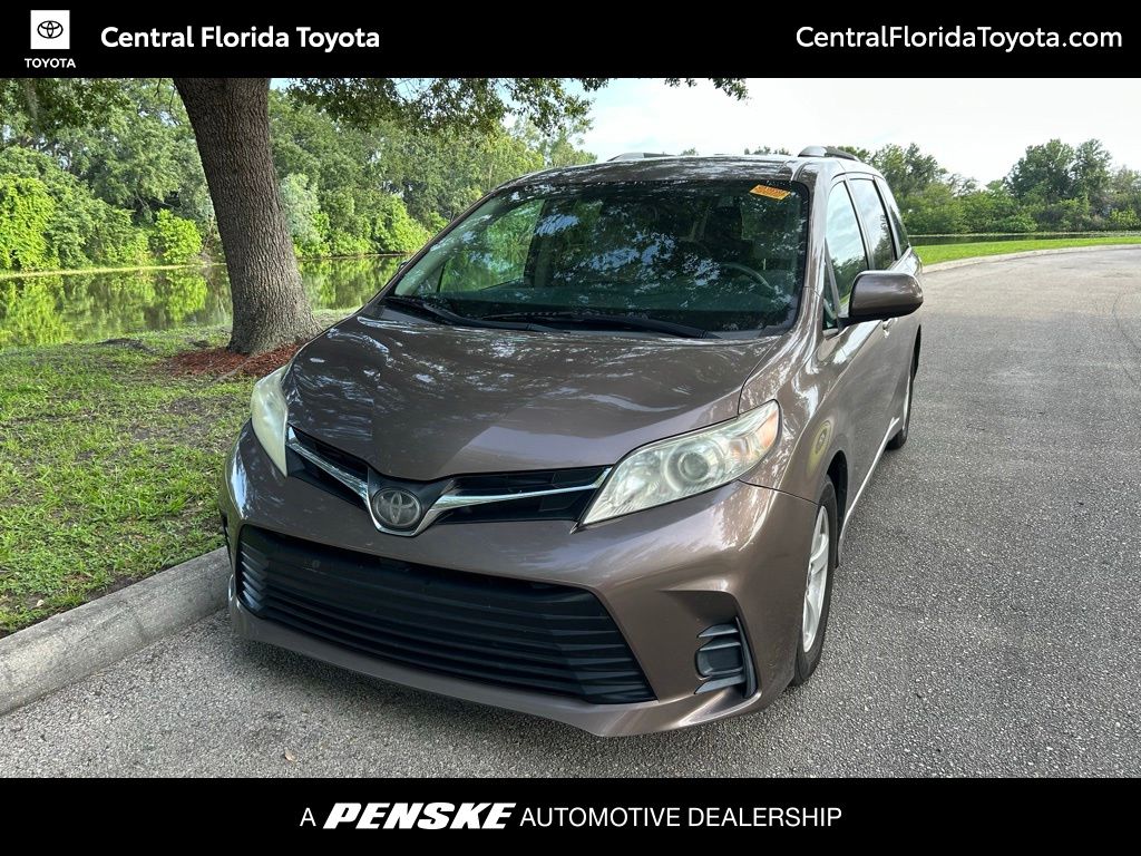 2020 Toyota Sienna LE V6 7-Passenger Access Seat FWD's photo