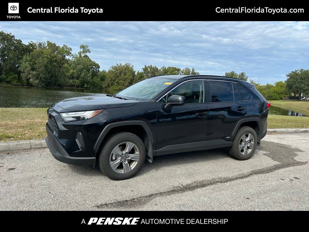 2025 Toyota RAV4 LE's photo