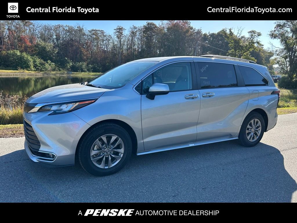 2023 Toyota Sienna XLE's photo