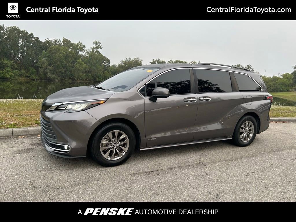 2021 Toyota Sienna XLE's photo