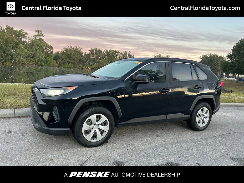2020 Toyota RAV4 LE's photo