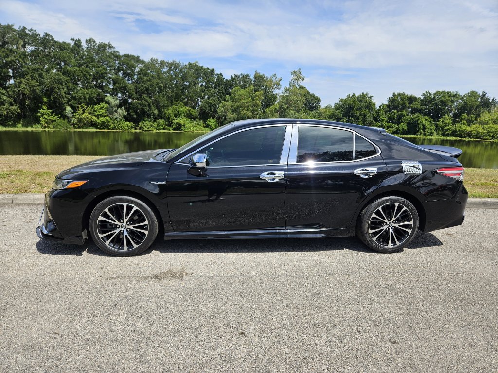 Used 2018 Toyota Camry SE with VIN 4T1B11HK5JU657867 for sale in Orlando, FL