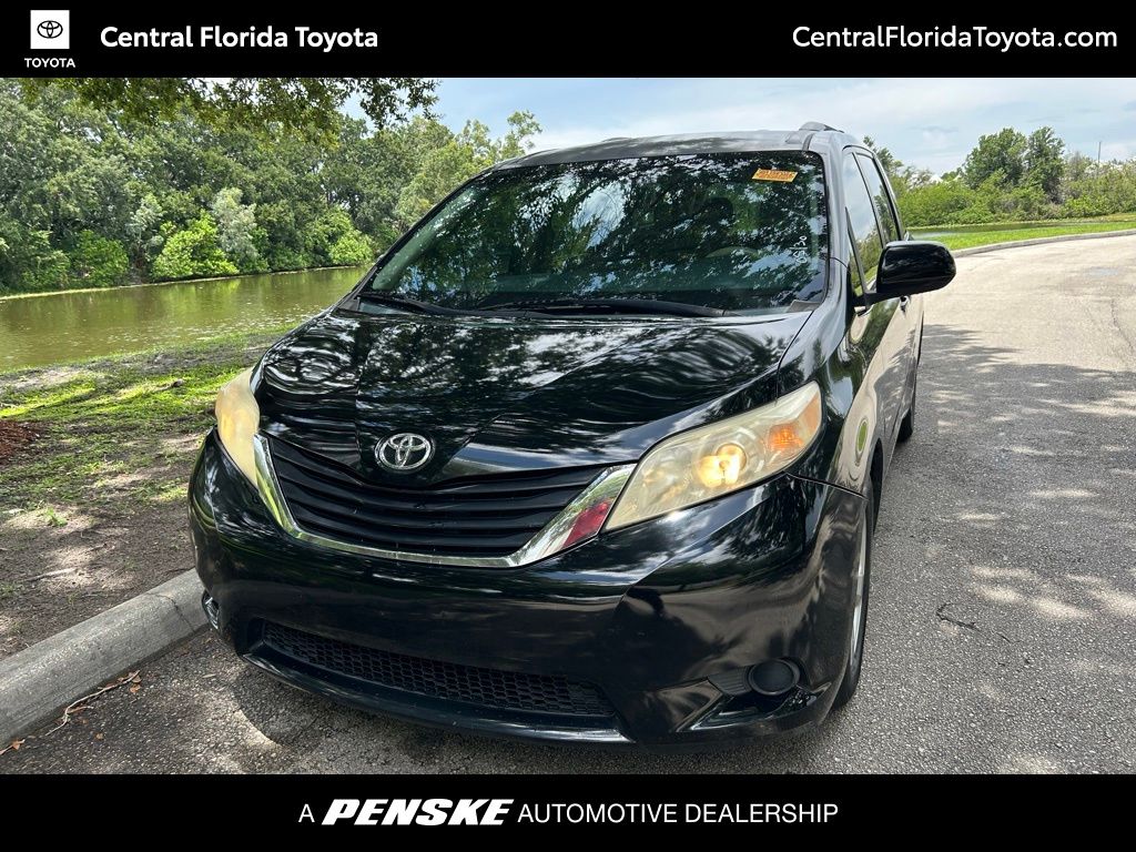 2013 Toyota Sienna LE V6 8-Passenger's photo