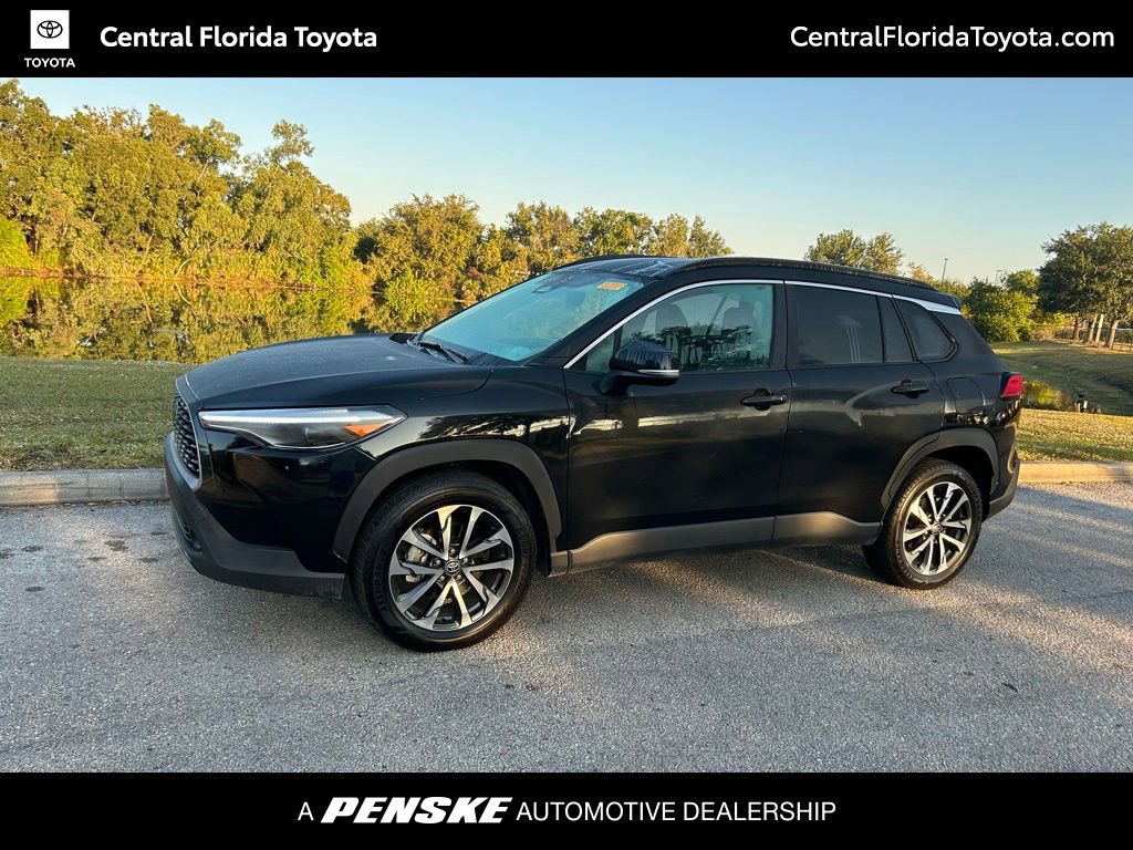 2024 Toyota Corolla Cross XLE's photo