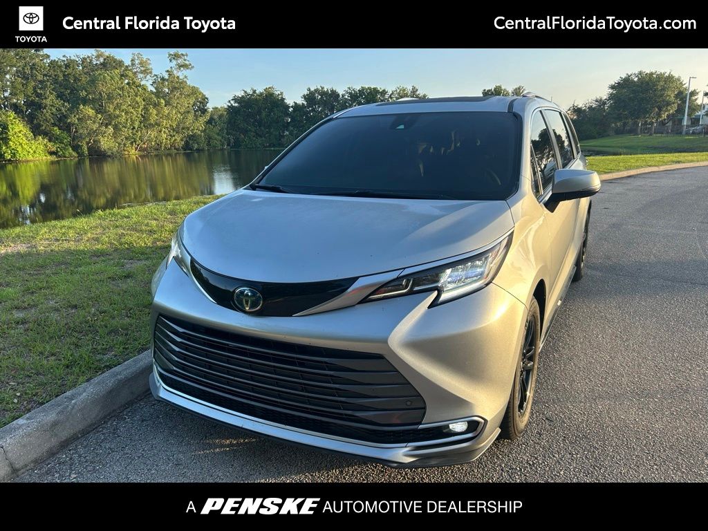 2022 Toyota Sienna Limited 7-Passenger Hybrid FWD's photo