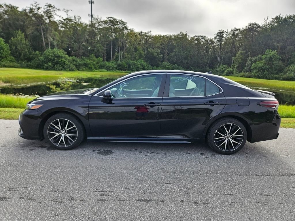 Used 2022 Toyota Camry SE with VIN 4T1G11AK7NU664566 for sale in Orlando, FL