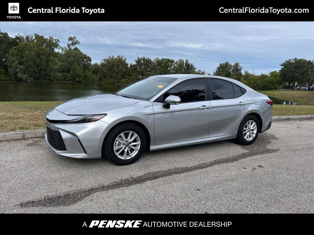 2025 Toyota Camry LE's photo