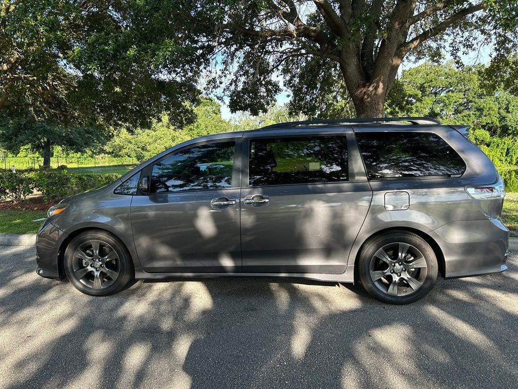 Used 2016 Toyota Sienna SE Minivan/Van