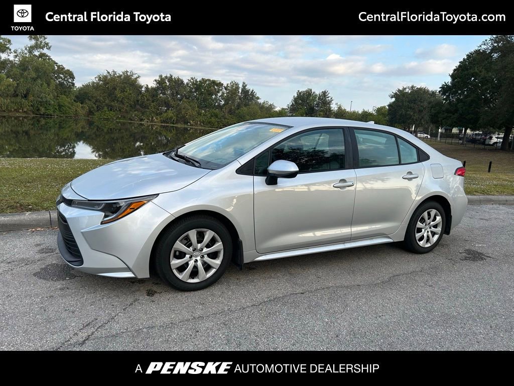 2025 Toyota Corolla LE's photo