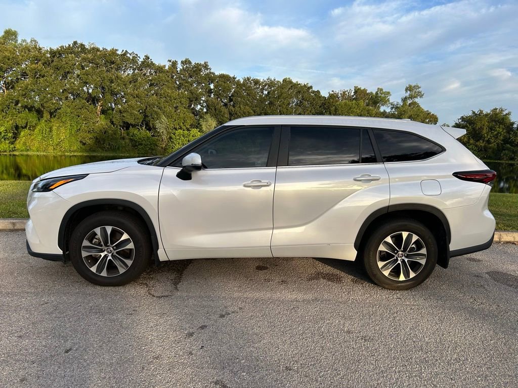 2024 Toyota Highlander XLE photo 2