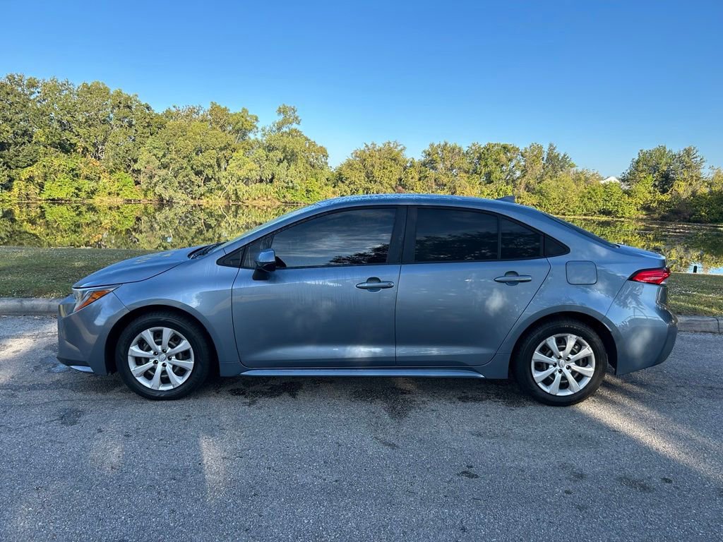 2021 Toyota Corolla LE photo 2