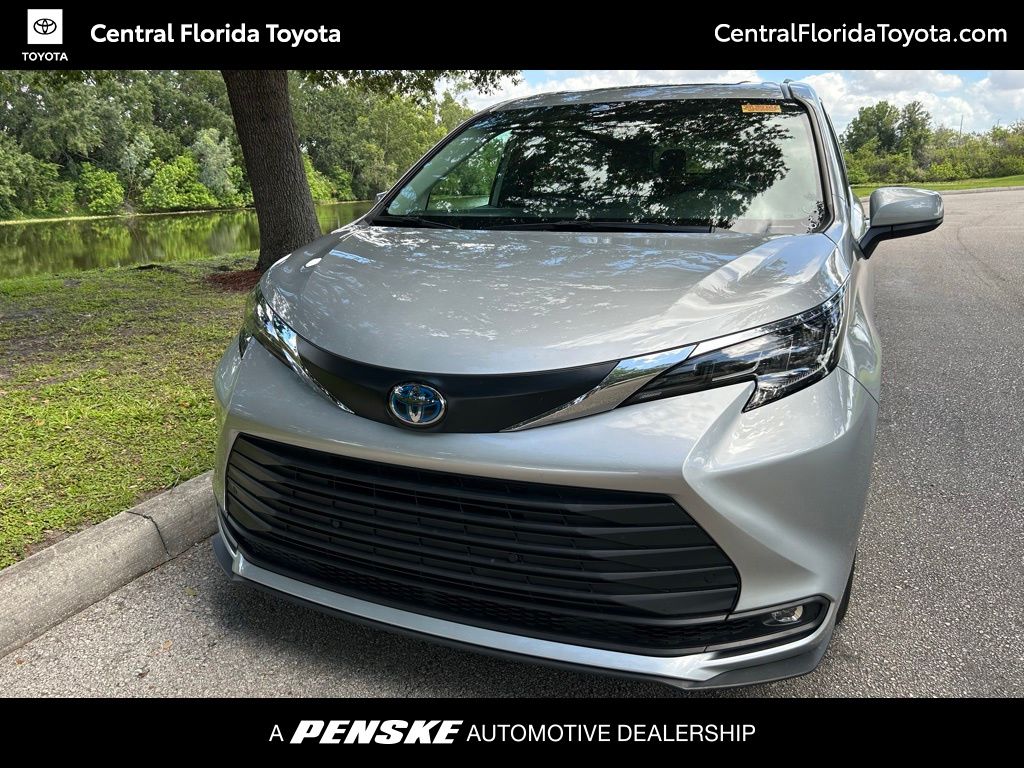 2025 Toyota Sienna XLE 8-Passenger Hybrid FWD's photo