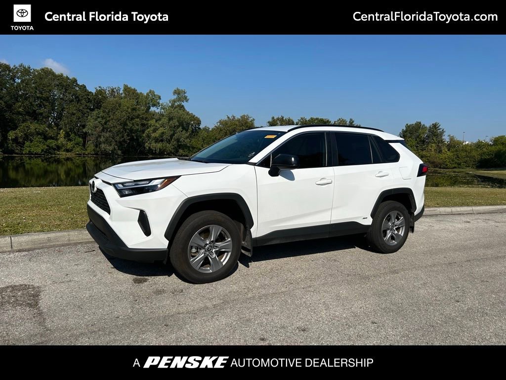 2025 Toyota RAV4 LE's photo