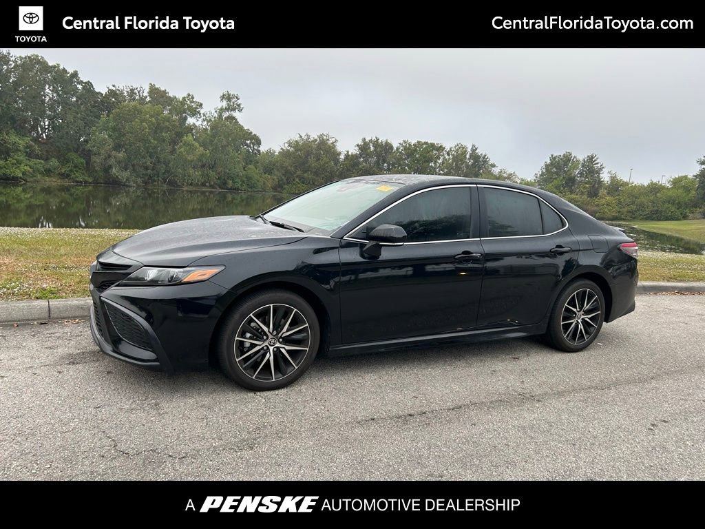 2024 Toyota Camry SE's photo