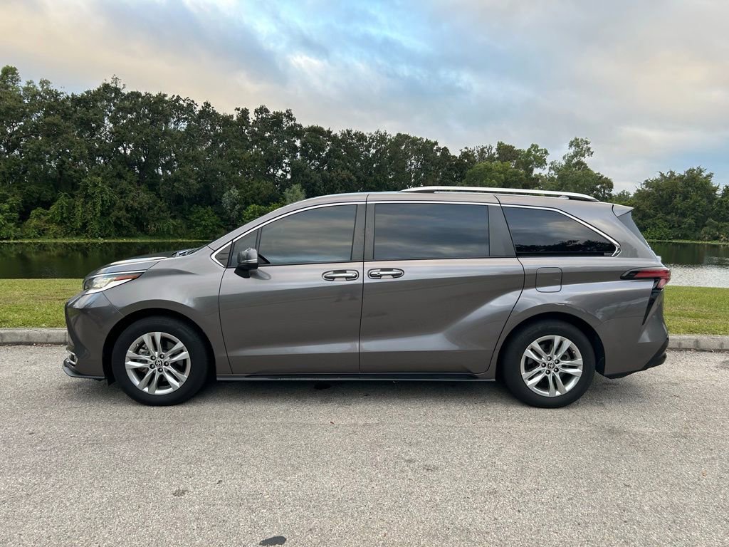 2022 Toyota Sienna Limited photo 2